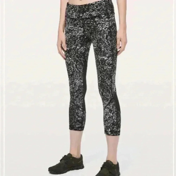 Lululemon Pace Rival Crop Achromatize Ice Grey Black sz 6 - Picture 2 of 8